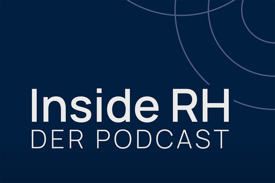 Schriftzug 'Inside RH DER PODCAST' auf blauem Hintergrund